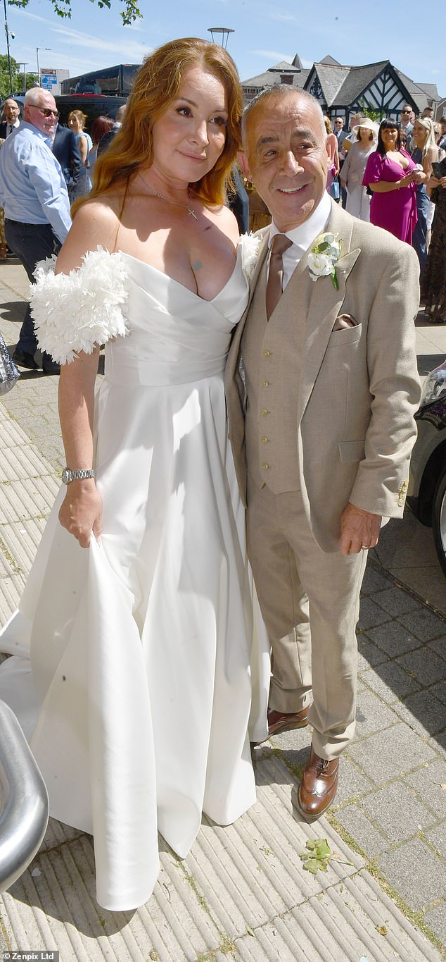 A estrela de Coronation Street, Michael Le Vell, se casou com sua parceira Louise Gibbons, quando os dois se casaram após um romance de 12 anos em uma ensolarada Manchester no sábado