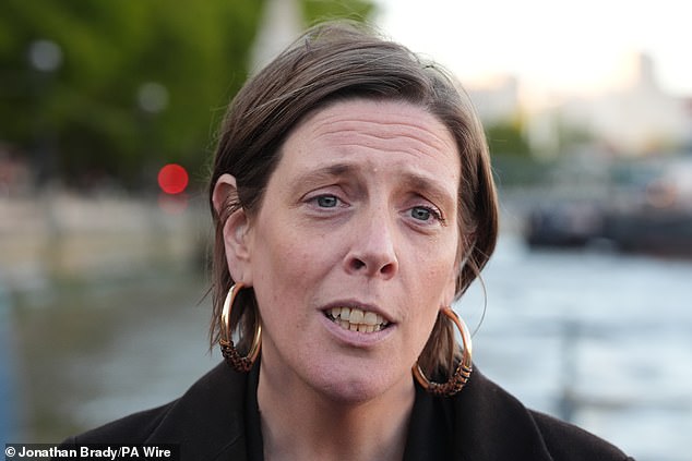 A ex-ministra da salvaguarda Jess Phillips (foto) revelou que o infrator médio tem agora apenas 14 anos