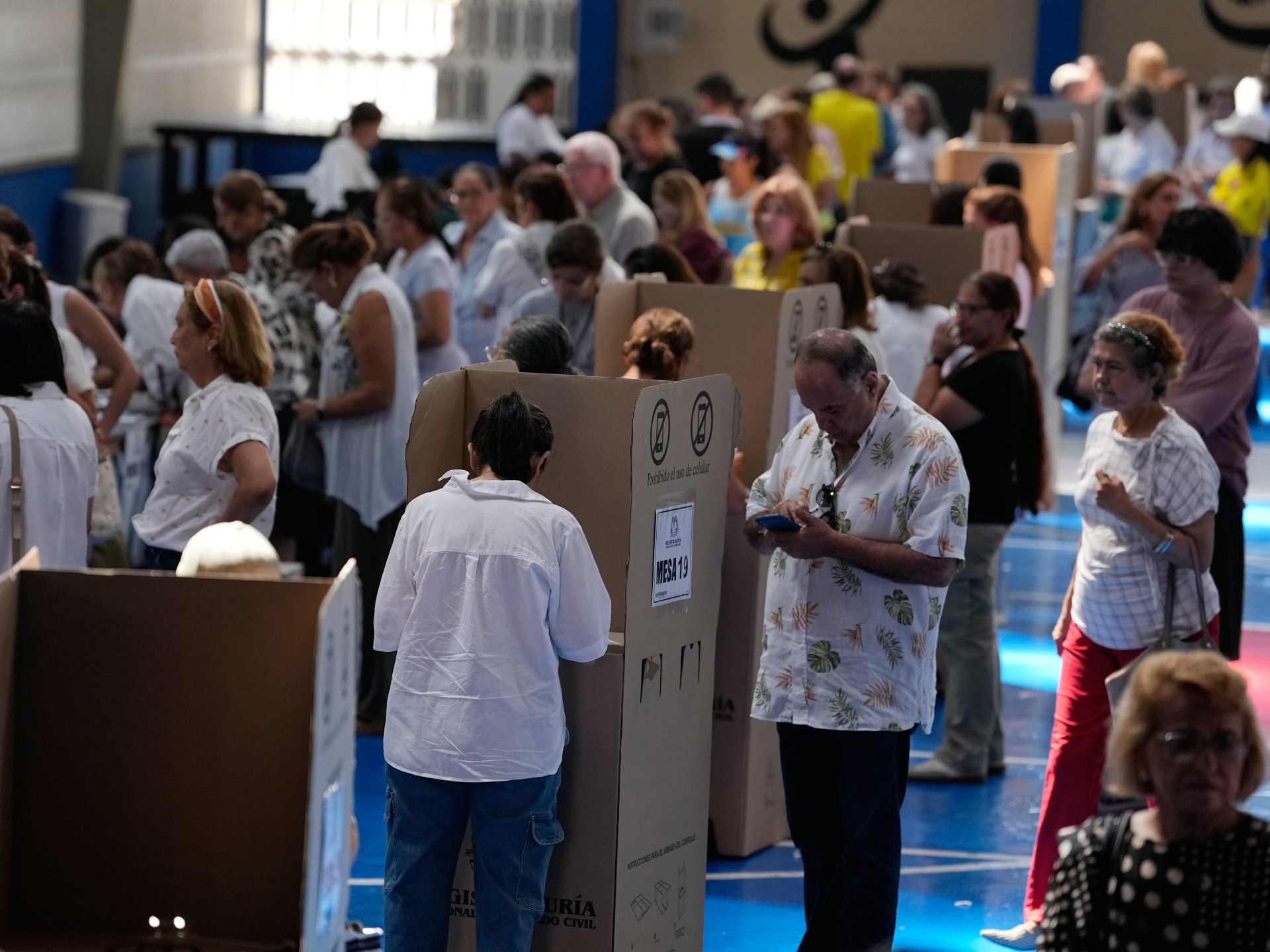 Abertura das urnas nas eleições presidenciais cruciais da Colômbia