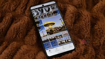 Um HMD Vibe com o Google Fotos aberto deitado sobre um cobertor marrom