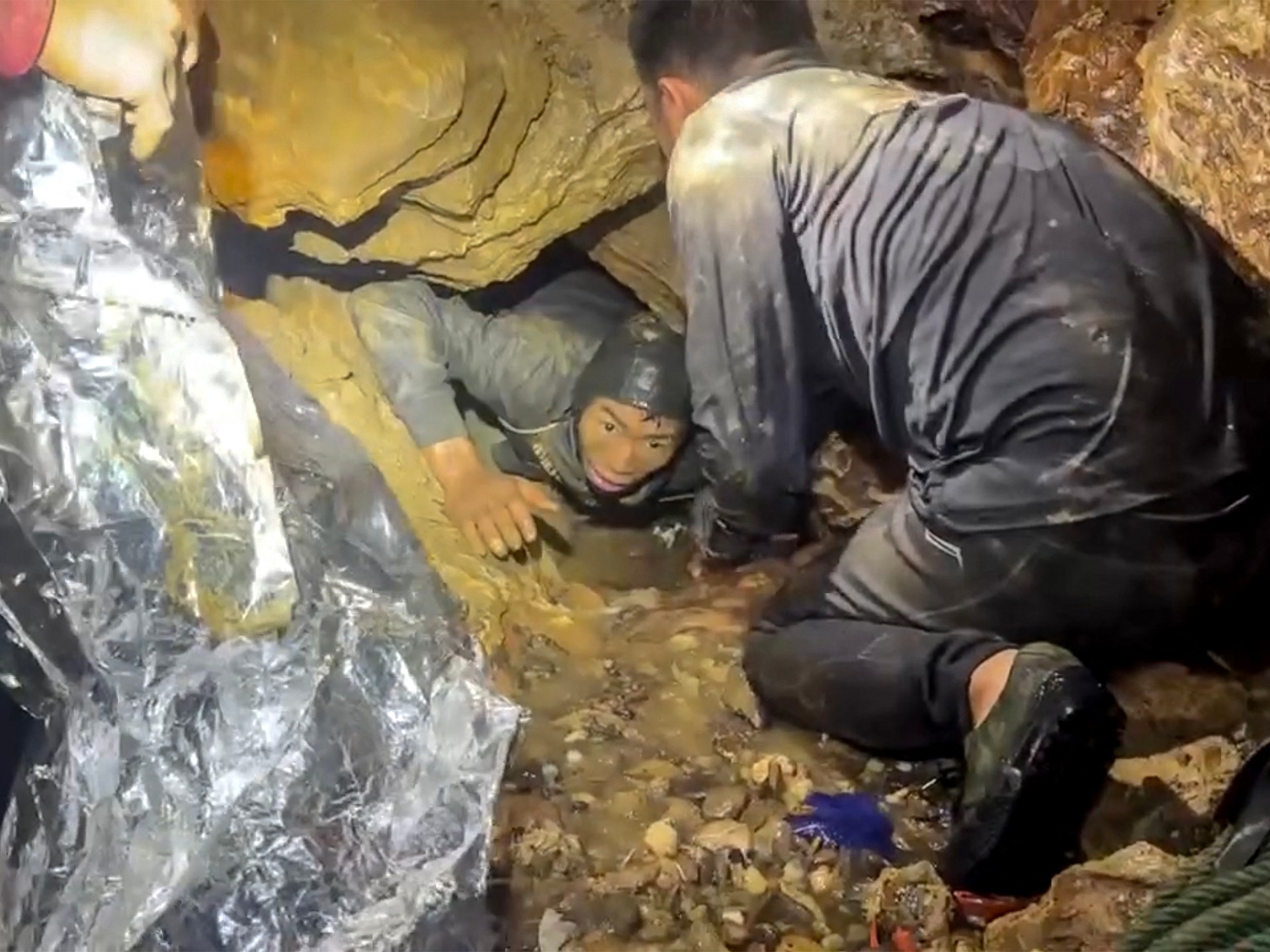 Equipes de resgate correm para salvar duas pessoas ainda presas em caverna no Laos