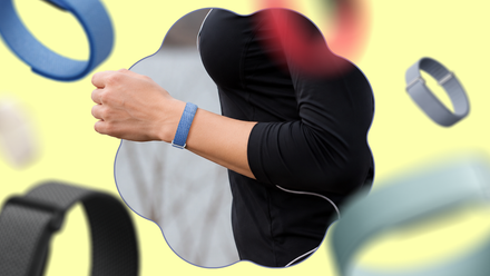 Mulher usando uma faixa de fitness Fitbit Air azul com faixas coloridas flutuando no fundo.