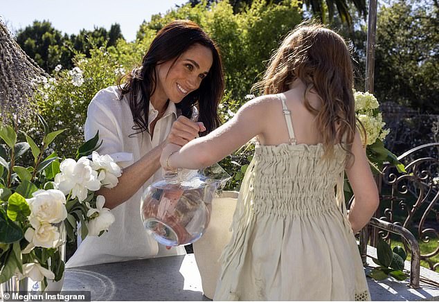 Meghan Markle e sua filha Lilibet, de quatro anos, em uma postagem promocional do As Ever's Mother's Day Edit lançada em março