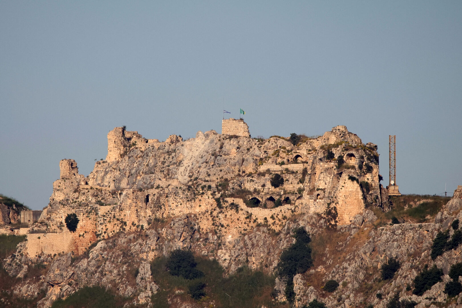 Forças israelenses cruzam o rio Litani, no Líbano, e tomam castelo do século 12