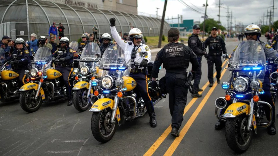 Policiais de Newark chegam ao local em frente ao centro de detenção Delaney Hall, em Newark, Nova Jersey, na manhã de sábado, - Eduardo Munoz/Reuters