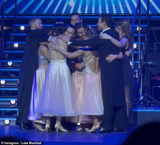 As estrelas do Strictly Come Dancing, Luba Mushtuk e Gorka Marquez, se despediram emocionadas do programa da BBC quando a turnê dos profissionais chegou ao fim no sábado