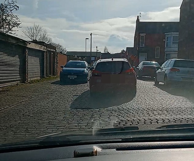 Na filmagem, Holmes, 53 anos, que dirige uma empresa de locação residencial e ex-presidente da Associação Conservadora South Tees, pode ser visto perseguindo um carro vermelho.