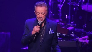 Frankie Valli e The Four Seasons se apresentam no Mayo Performing Arts Center em 8 de março de 2025 em Morristown, Nova Jersey. (Foto de Bobby Bank/Getty Images)