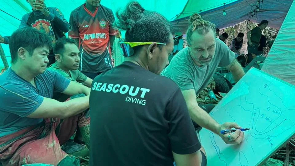 Equipes de resgate se reúnem para discutir planos para resgatar pessoas presas em uma caverna na província de Xaisomboun, Laos, nesta imagem divulgada em 29 de maio de 2026. - Metta Tham Kalasin Rescue/Folheto/Reuters