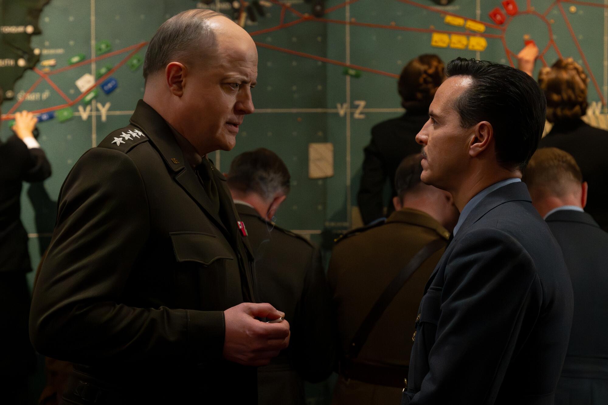 Dois militares discutem numa sala de guerra.