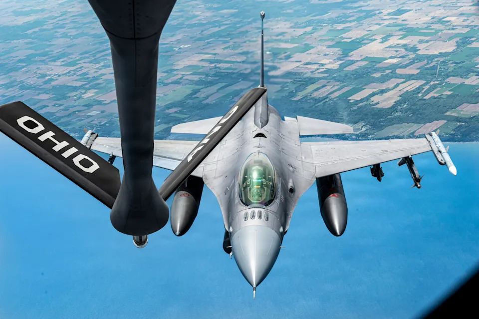 Um jato F-16 da Força Aérea e um KC-135 Stratotanker se preparam para reabastecer no Canadá, em 20 de maio de 2026.
