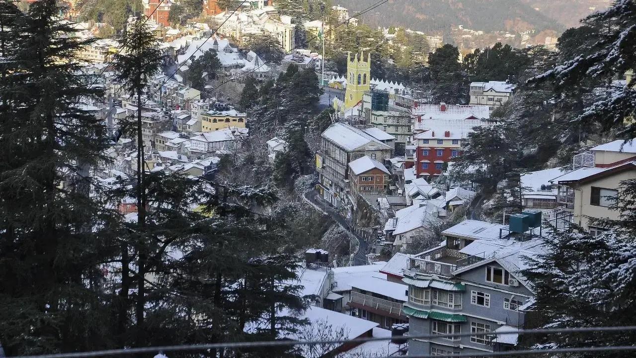 Os turistas visitam Shimla à medida que as planícies ficam mais quentes; 70 mil veículos chegam à cidade em 72 horas