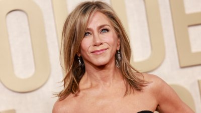 Jennifer Aniston chega para o 81º Globo de Ouro anual no hotel The Beverly Hilton em Beverly Hills, Califórnia, em 7 de janeiro de 2024.