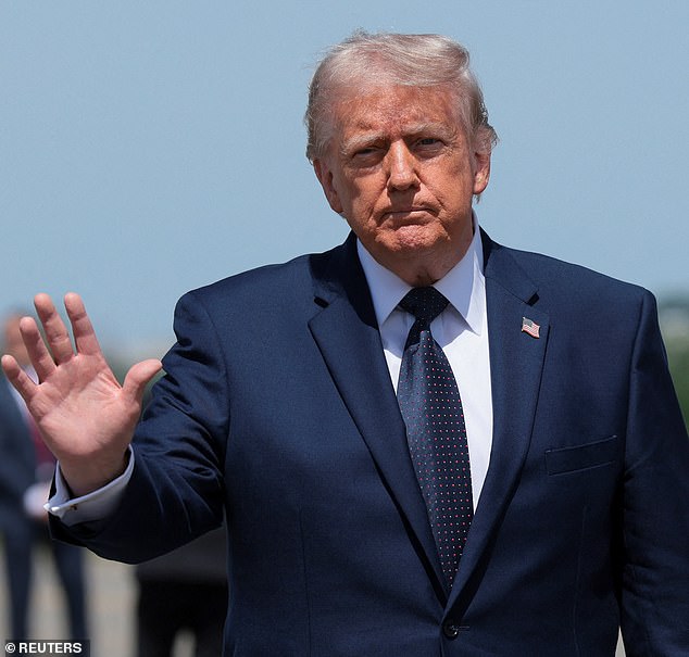 O presidente Donald Trump comparou-se a ser mais popular do que Elvis era no seu auge, ao propor cancelar o concerto de aniversário da América e transformá-lo num comício com ele como atração principal.