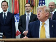 Trump, 80 anni, è furioso per la copertura delle sue “caviglie gonfie” mentre lo staff della Casa Bianca sussurra segretamente sulla sua età