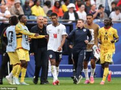 Jude Bellingham coinvolto nell’intervallo con l’allenatore del Ghana Carlos Queiroz con l’ex assistente del Manchester United trattenuto dai giocatori in uno scambio teso a Boston