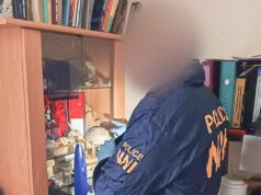 La polizia pubblica le immagini della tana del cannibale piena di ossa umane e della bacheca dei trofei contenente teschio e volto ricostruito fatto di pelle