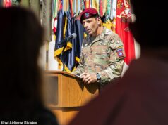 Il principale generale di Trump ESCE dal Pentagono mentre Hegseth si muove per sventrare il suo comando con una radicale epurazione