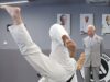 Il re del Jiu Jitsu! Charles riceve una cintura bianca – e alcuni copriscarpe di plastica – durante la visita dell’ondata di caldo a un ente di beneficenza per le arti marziali a Londra
