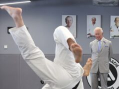 Il re del Jiu Jitsu! Charles riceve una cintura bianca – e alcuni copriscarpe di plastica – durante la visita dell’ondata di caldo a un ente di beneficenza per le arti marziali a Londra