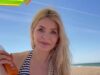 Holly Willoughby posa con un costume da bagno scollato mentre va in spiaggia durante l’ondata di caldo nel Regno Unito prima del rilancio della sua carriera di presentatrice