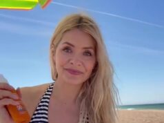 Holly Willoughby posa con un costume da bagno scollato mentre va in spiaggia durante l’ondata di caldo nel Regno Unito prima del rilancio della sua carriera di presentatrice