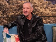 Cosa ha REALMENTE spinto DJ Fat Tony a “tradire” l’amica Posh e ad attaccare il suo ballo “inappropriato” al matrimonio di Brooklyn in diretta TV… e come i Beckham siano rimasti “furiosi” per i suoi tentativi di fare marcia indietro