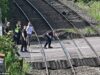 Una persona muore e un bambino lotta per la vita dopo che il treno ha colpito un’auto al passaggio a livello