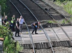 Una persona muore e un bambino lotta per la vita dopo che il treno ha colpito un’auto al passaggio a livello