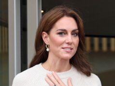 Un regalo di anniversario da parte di Harry? La duchessa di Sussex presenta il nuovo anello e i fan reali dicono che assomiglia molto alla fede di fidanzamento di Kate