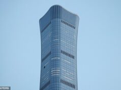 Un aereo si schianta contro il grattacielo più alto di Pechino, provocando l’evacuazione