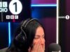 Charli XCX giura DUE VOLTE in diretta al Radio 1 Breakfast Show mentre si scusa per ospitare Greg James dopo l’errore