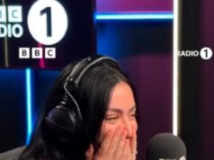 Charli XCX giura DUE VOLTE in diretta al Radio 1 Breakfast Show mentre si scusa per ospitare Greg James dopo l’errore