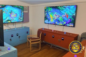Imagem do Departamento de Polícia de Honolulu mostrando uma sala de jogos de azar ilegal em Waimakua Place com máquinas de jogos eletrônicos de peixe apreendidas durante uma investigação de jogos de azar em Honolulu.