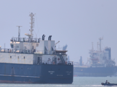 Non riuscendo a chiudere lo stretto di Hormuz, l’IRGC iraniano cerca di spaventare le navi