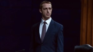 Jeremy Strong como Mark Zuckerberg em “The Social Reckoning” (Leah Gallo/Sony Pictures)