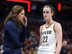 L’allenatore della febbre fa esplodere gli arbitri della WNBA dopo che Caitlin Clark ha ricevuto un pugno sul collo, nessun fallo fischiato
