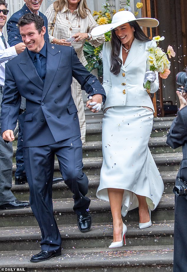 Dua Lipa agora a encontrou feliz para sempre, depois de se casar com Callum Turner em Londres, no Old Marylebone Town Hall, na manhã de domingo.