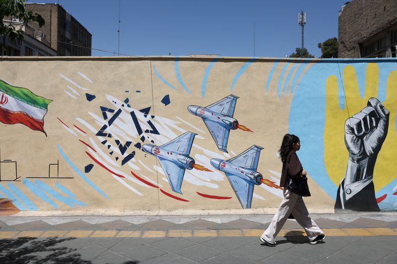 EUA dizem que atacaram instalações militares iranianas, Teerã responde com ataque a base aérea