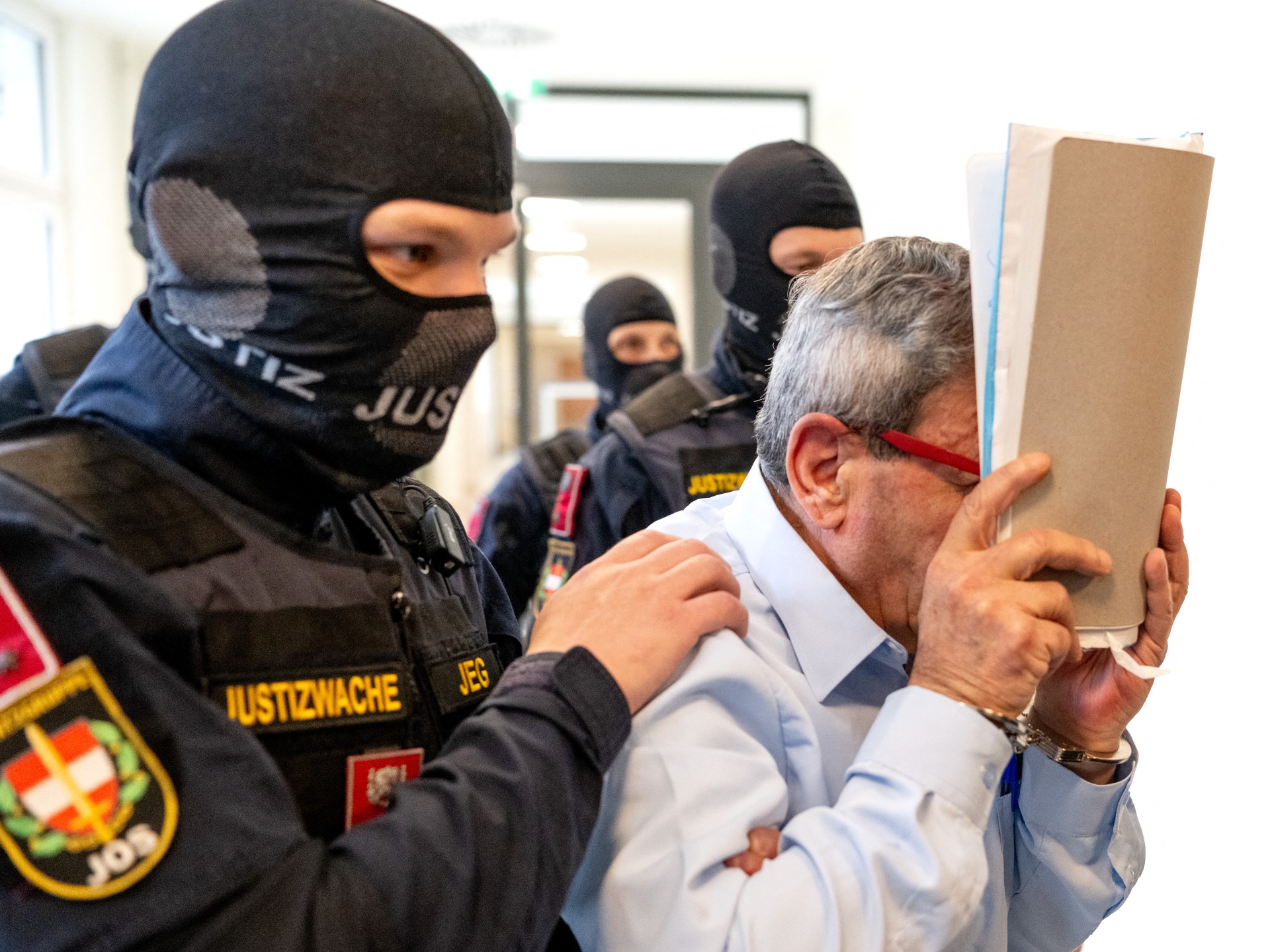 Ex-general de Assad, da Síria, declara-se inocente em julgamento por tortura
