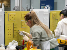 Gli ordini di beni strumentali principali aumentano sulla domanda di macchinari e computer