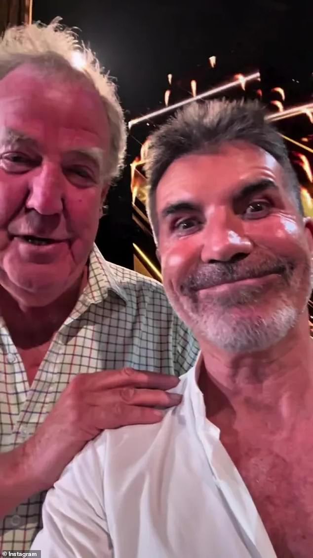 Jeremy Clarkson comemorou a vitória de seu coro de fazendeiros no Britain's Got Talent com estilo, enquanto eles festejavam até as 4h30 após a vitória no show (Jeremy é fotografado com o juiz do BGT Simon Cowell)