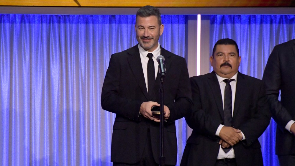 Jimmy Kimmel agradece Trump 'Pumpkin McPornhumper' por seu Peabody; O criador de 'Andor', Tony Gilroy, incentiva a multidão a enfrentar o fascismo antes que seja tarde demais: 'F— the Empire'