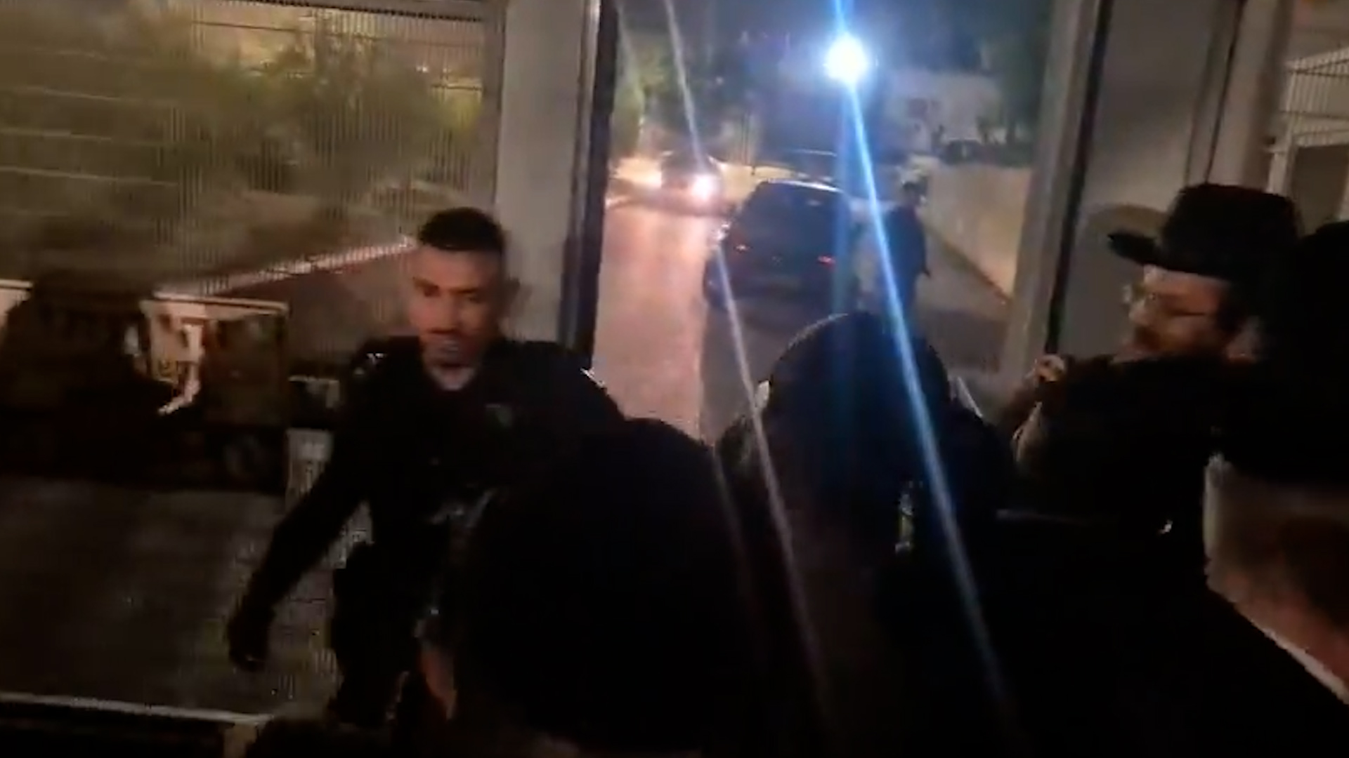 Manifestantes judeus ultraortodoxos invadem delegacia de polícia israelense