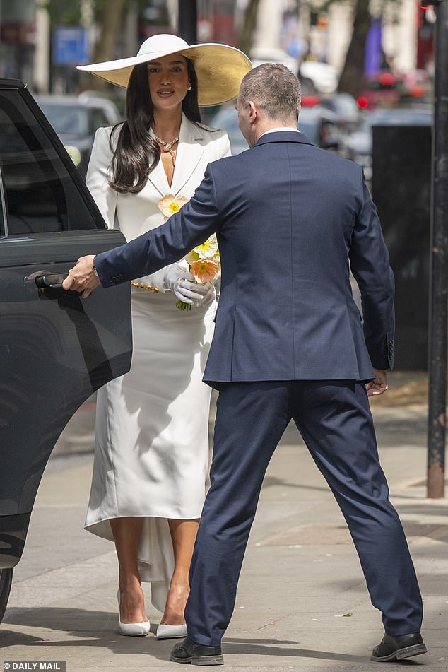 O deslumbrante traje de casamento legal de Dua Lipa supostamente levou seu marido Callum Turner às lágrimas, quando o casal se casou em um cartório de Londres no domingo.