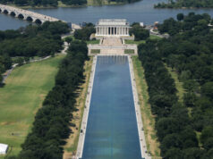 Piscina riflettente del Lincoln Memorial tagliata con un coltello