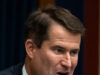 Il rappresentante democratico Seth Moulton avrebbe aggredito un giornalista per la domanda su Graham Platner