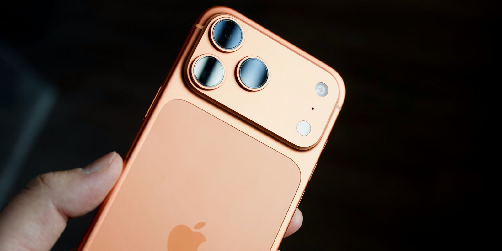 Veja como a Apple (mais ou menos) filmou um jogo da MLS inteiramente com iPhones | A foto mostra o iPhone 17 Pro Max em Cosmic Orange