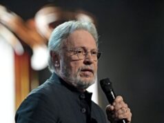 L’attore Billy Crystal collabora con Adam Schiff per aiutare i democratici a raccogliere fondi per la campagna in vista delle elezioni di medio termine