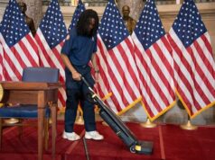 Sedie vuote mentre Trump annulla l’evento e tiene in ostaggio la legge sulla casa per l’identità degli elettori